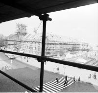 Widok z piętra kamienicy Johna od strony ul. Krakowskie Przedmieście. Widoczne rusztowania ustawione przy elewacji. Rok 1974.